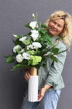 Eustana White, kompozycja kwiatowa w wazonie, wym.81x67cm