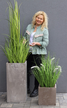 Concrete Modern, wysokiej jakości sztuczna trawa w betonowej donicy, wys.89cm 