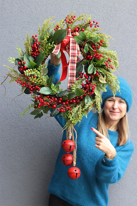 Red Xmas, świąteczny wianek z dzwonkiem