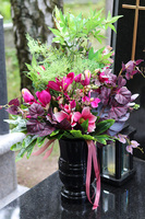 Lerria, bukiet nagrobny z magnolią i czerwonym bluszczem