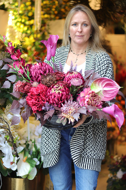 Bordo Cherry, kompozycja nagrobna w ceramicznej misie, wym.60x70x55cm