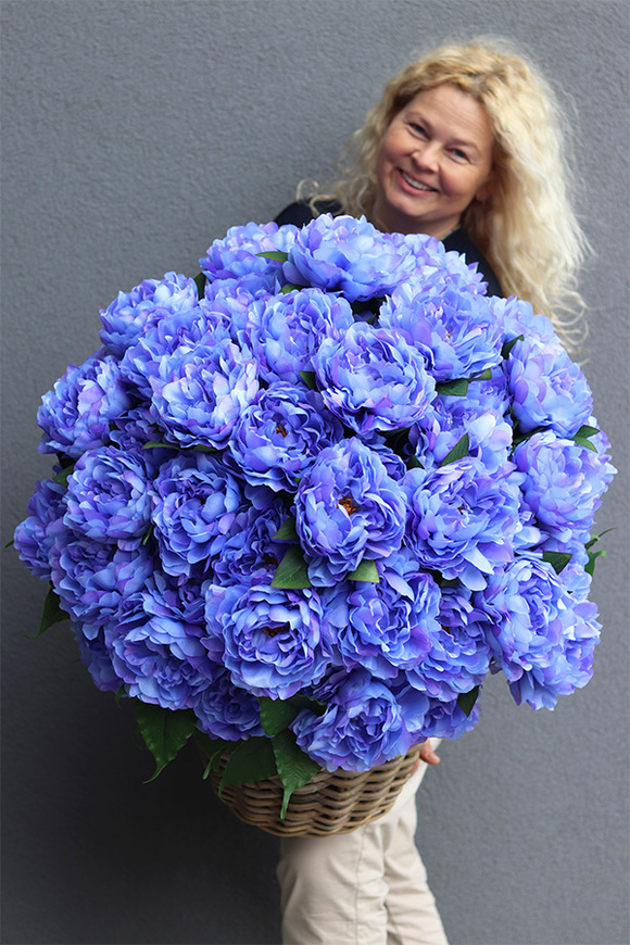 Blue Sky Big, niebieski kosz z peoniami