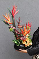 Bali, nowoczesna kompozycja kwiatowa z nutą egzotyki, wym.75x58x34cm