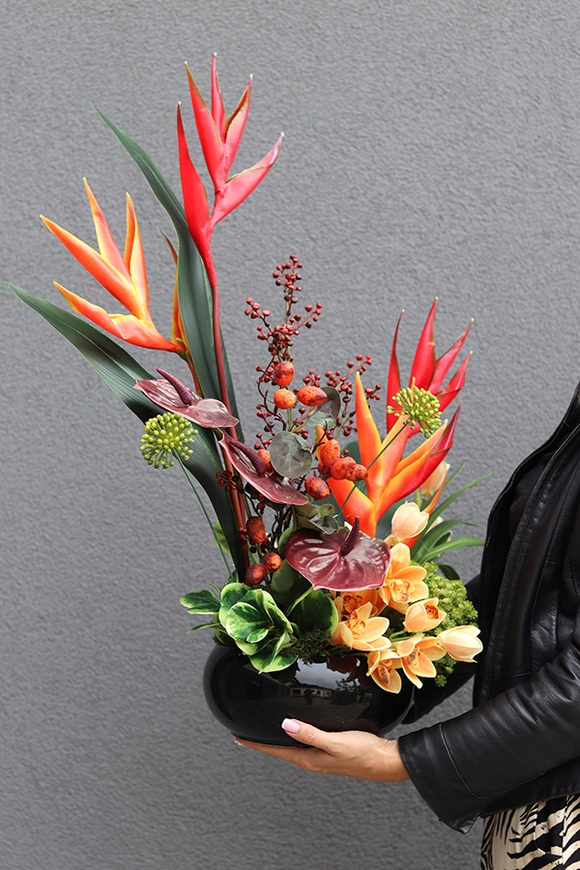 Bali, nowoczesna kompozycja kwiatowa z nutą egzotyki, wym.75x58x34cm