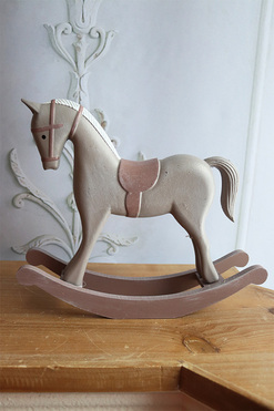 OD RĘKI Konik na Biegunach Violet, figurka dekoracyjna, drewniana, wym.22.5x26.5cm