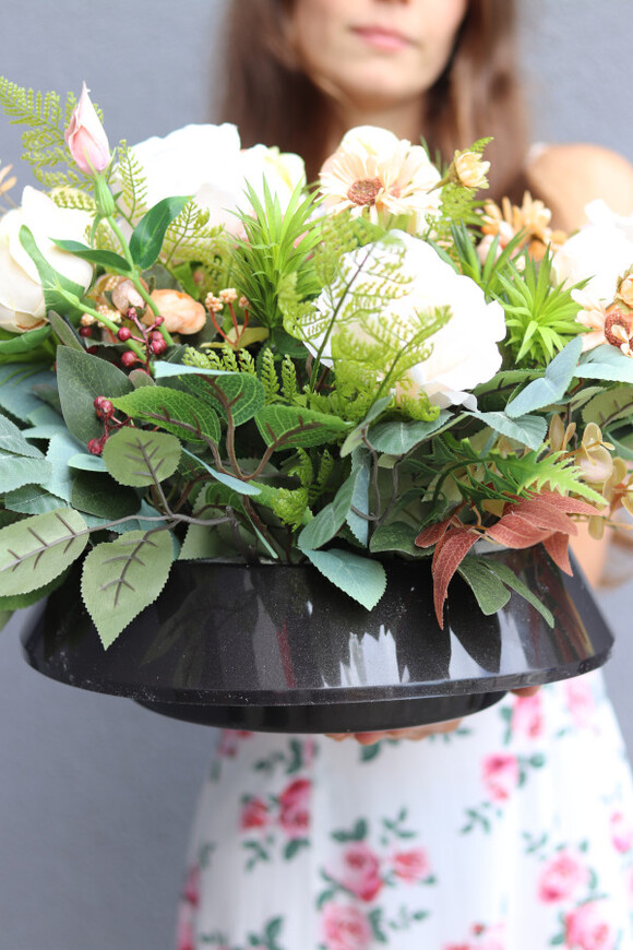 Beige Close, kompozycja nagrobna w naczyniu