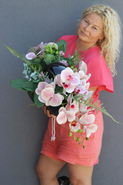 Dekoria Laos Auris, kompozycja kwiatowa w plastikowym naczyniu