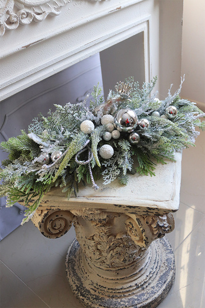 Mroźne Klimaty Silver, bożonarodzeniowy stroik na tacce