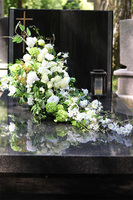 Jantar, biała wiązanka nagrobna z chryzantemami