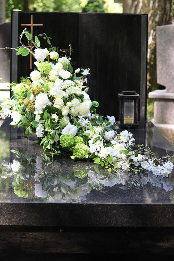 Jantar, biała wiązanka nagrobna z chryzantemami