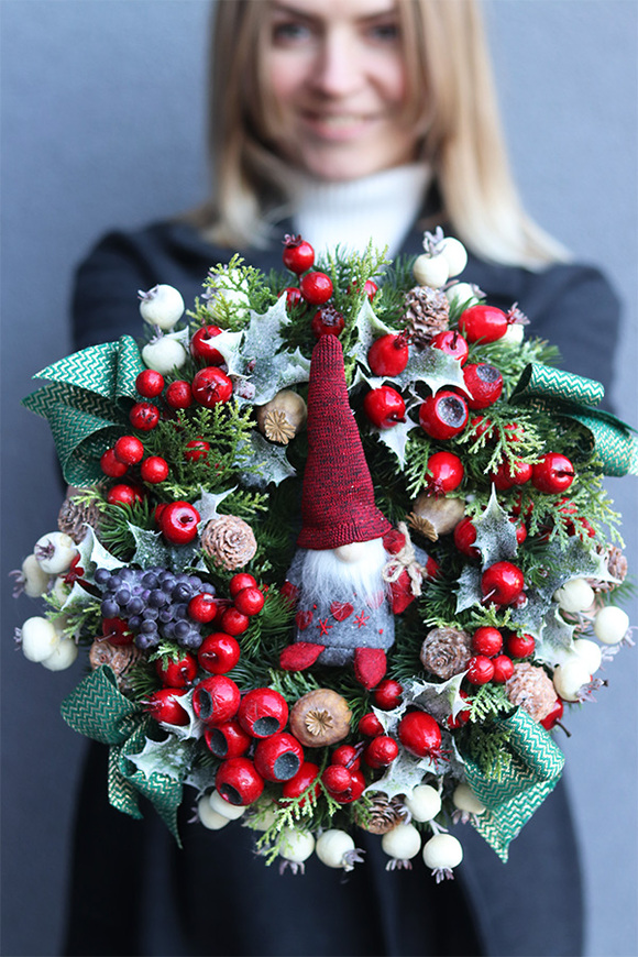 Skrzatowo, bożonarodzeniowy wianek ze skrzatem, śr.28cm