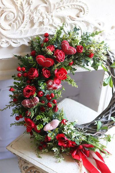 Walentynki, asymetryczny wianek w czerwieni z serduszkami, śr.42cm