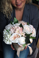 bogaty kosz z kwiatami Romance ecru wys.27cm 