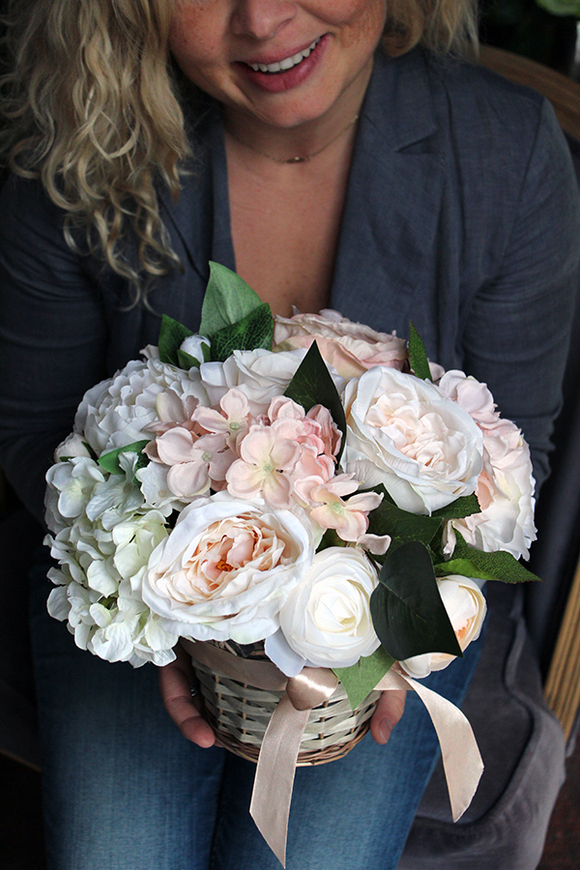 bogaty kosz z kwiatami Romance ecru wys.27cm 