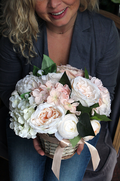 bogaty kosz z kwiatami Romance ecru wys.27cm 