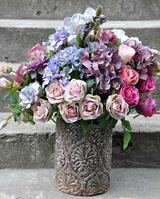 Pudrova kompozycja kwiatowa w pięknej donicy, wys.60cm