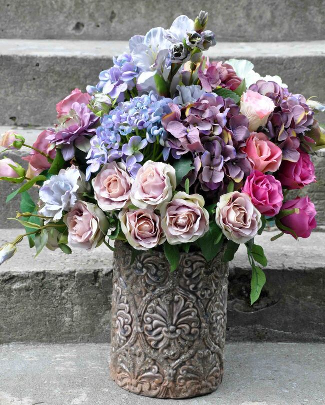 Pudrova kompozycja kwiatowa w pięknej donicy, wys.60cm