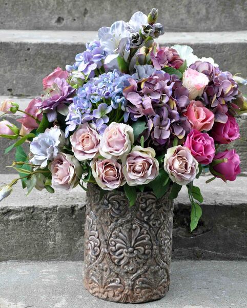 Pudrova kompozycja kwiatowa w pięknej donicy, wys.60cm