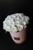 kompozycja kwiatowa / bukiet Flowerbox róż & biel, wys.23cm