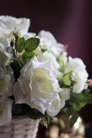 bogaty kosz z białymi kwiatami, Romance Eleonore, wys.42cm