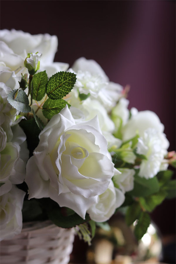bogaty kosz z białymi kwiatami, Romance Eleonore, wys.42cm 