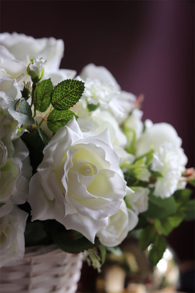 bogaty kosz z białymi kwiatami, Romance Eleonore, wys.42cm 