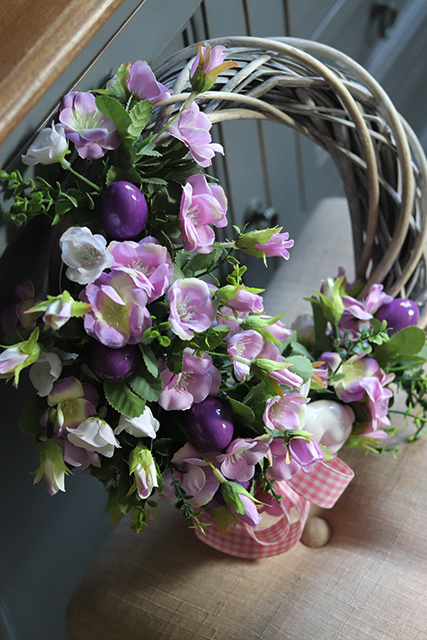 Florra, fioletowy wianek z figurką zająca, śr.34cm