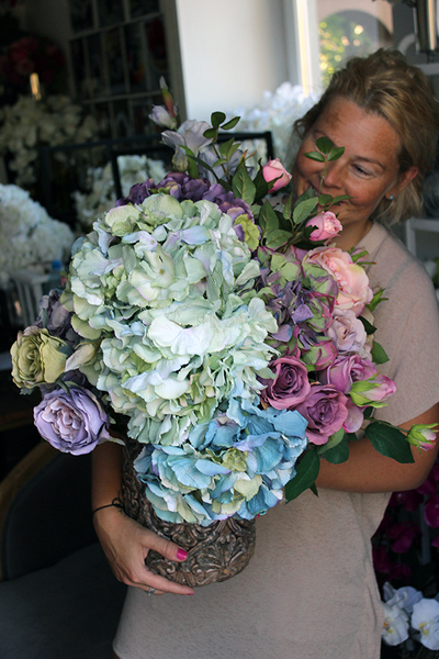 Pudrova kompozycja kwiatowa w pięknej donicy, wys.60cm