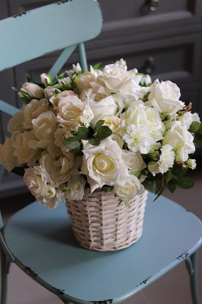bogaty kosz z białymi kwiatami, Romance Eleonore, wys.42cm 