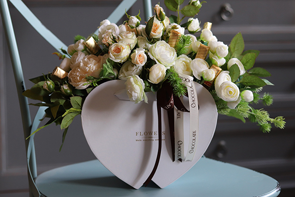 Chocolates True Love, flowerbox w kształcie serc z pralinami, wys.38cm