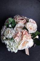 bogaty kosz z kwiatami Romance ecru wys.27cm 