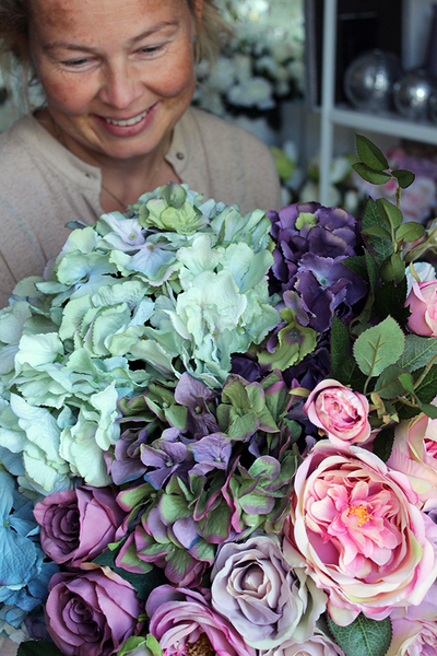 Pudrova kompozycja kwiatowa w pięknej donicy, wys.60cm