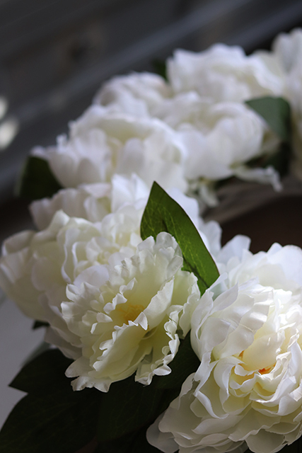 Biała Piwonia, efektowny wianek na drzwi, śr.47cm 