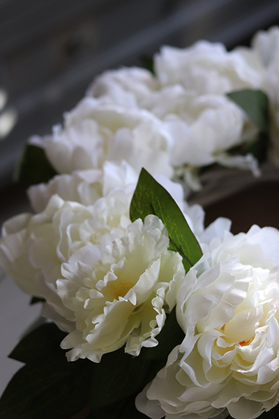 Biała Piwonia, efektowny wianek na drzwi, śr.47cm 