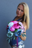 bukiet / kompozycja kwiatowa Caryca na Santorini owinięta fioletową wstążką, wym.26x23cm