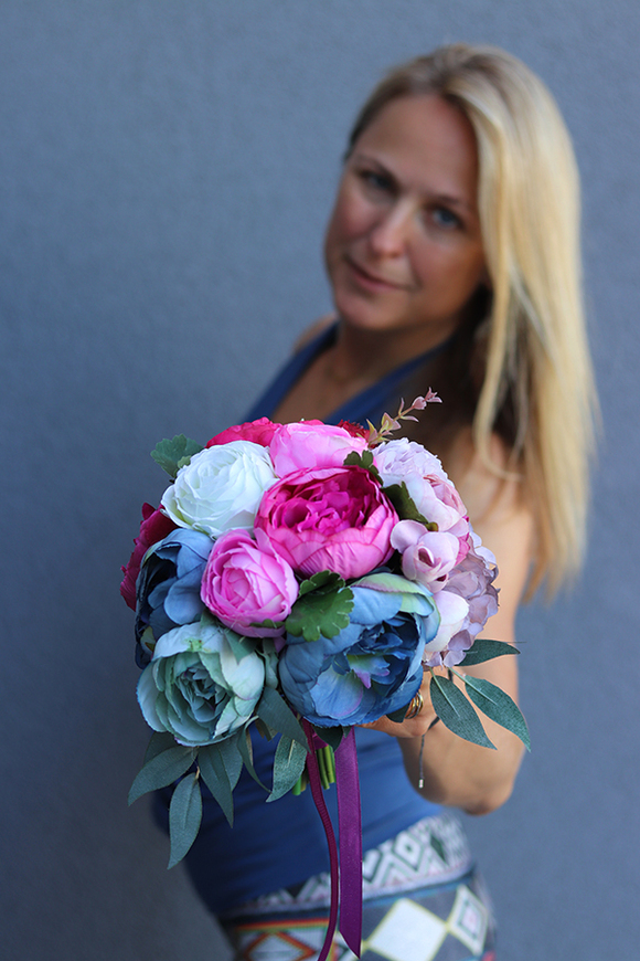 bukiet / kompozycja kwiatowa Caryca na Santorini owinięta fioletową wstążką, wym.26x23cm