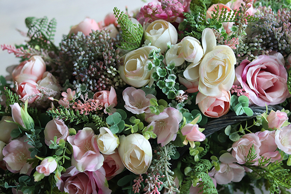 bogaty kosz z różowymi kwiatami, Rosuna,wym.30x62cm 