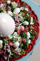 Easteria Red Velvet, wielkanocny stroik z porcelanowym jajem, śr.33cm