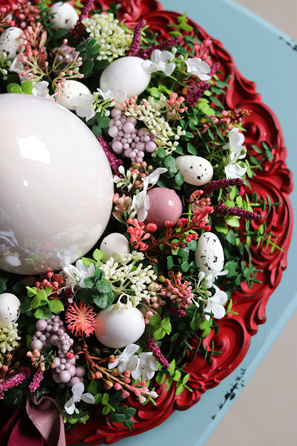 Easteria Red Velvet, wielkanocny stroik z porcelanowym jajem, śr.33cm