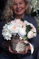 bogaty kosz z kwiatami Romance ecru wys.27cm 