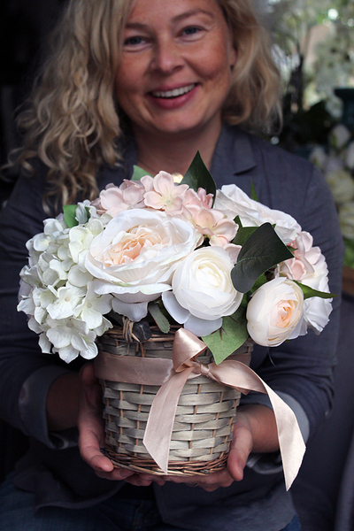 bogaty kosz z kwiatami Romance ecru wys.27cm 