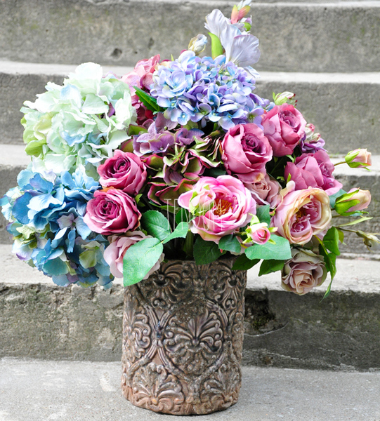 Pudrova kompozycja kwiatowa w pięknej donicy, wys.60cm