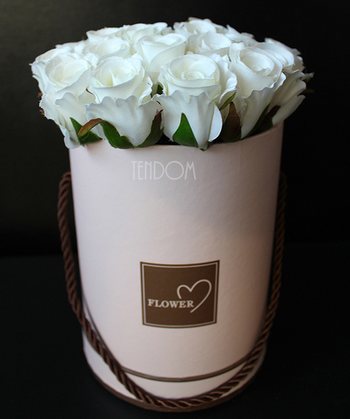 kompozycja kwiatowa / bukiet Flowerbox róż & biel, wys.23cm