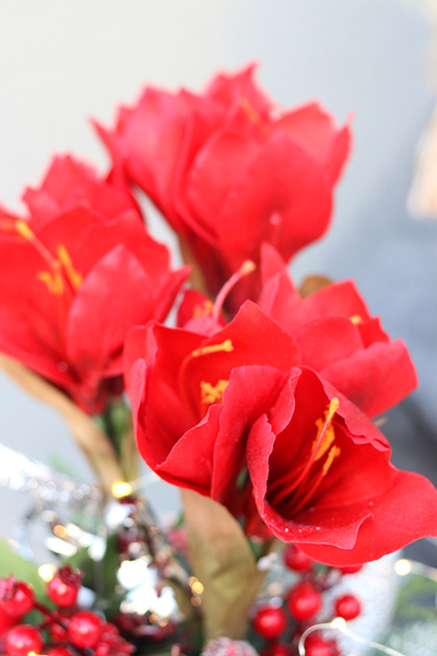 Amarylis Silver, świąteczny stroik z czerwonym amarylisem, wys.41cm  