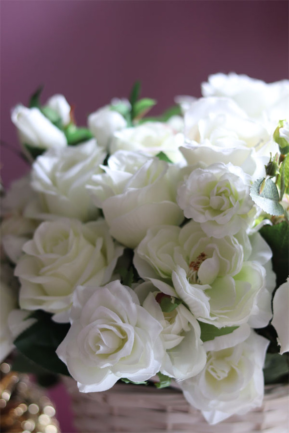 bogaty kosz z białymi kwiatami, Romance Eleonore, wys.42cm