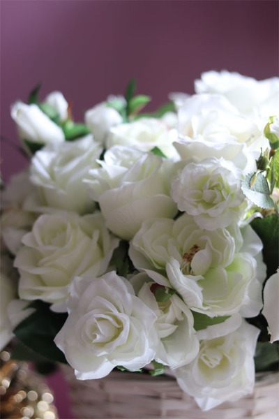 bogaty kosz z białymi kwiatami, Romance Eleonore, wys.42cm 