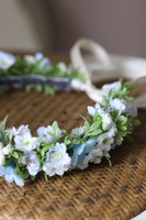 wianek komunijny z biało niebieskimi kwiatami