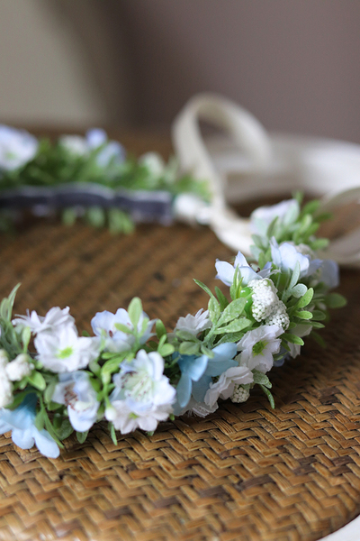 wianek komunijny z biało niebieskimi kwiatami