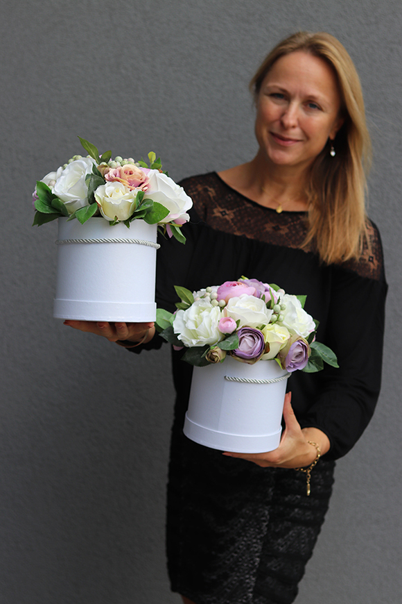 Arkadia 2, flowerbox z fioletowo-białymi kwiatami, wys.27cm 