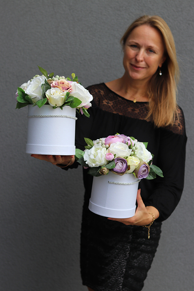 Arkadia 2, flowerbox z fioletowo-białymi kwiatami, wys.27cm 